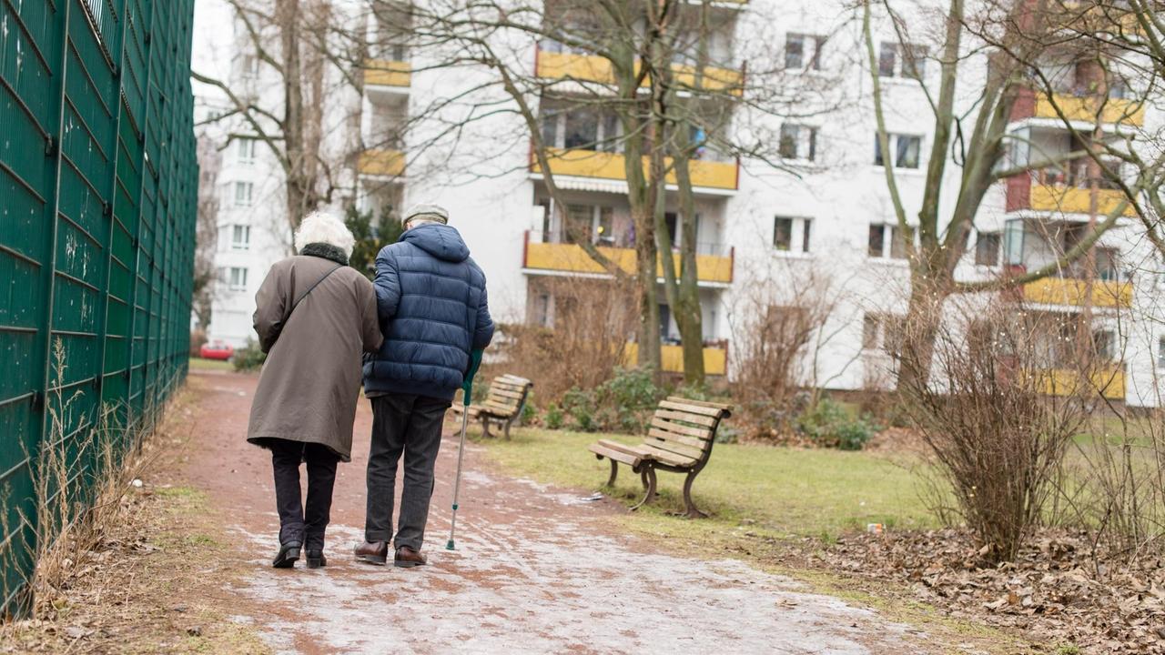 Ein älteres Ehepaar geht in Berlin spazieren.