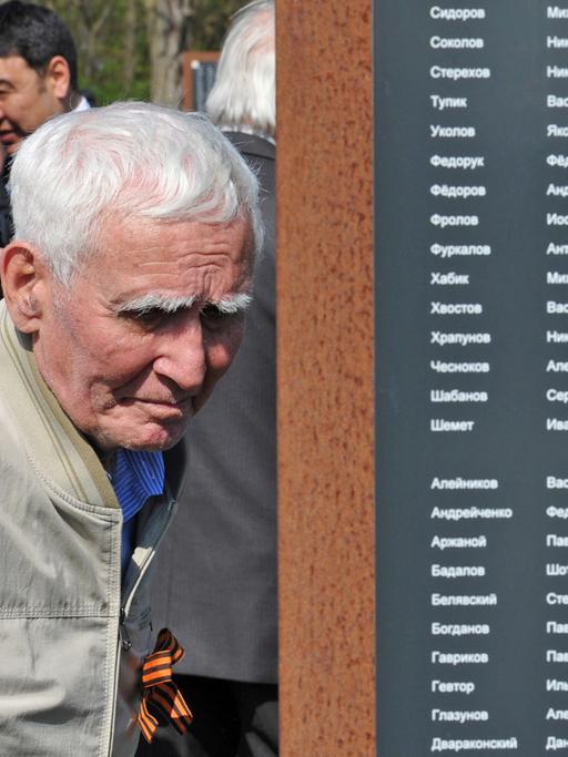 Ein ehemaliger Häftling gedenkt in Zeithain (Sachsen) der Kriegsgefangenen, die 1941-1945 Opfer von Verbrechen der Wehrmacht im Lager Zeithain geworden sind.
