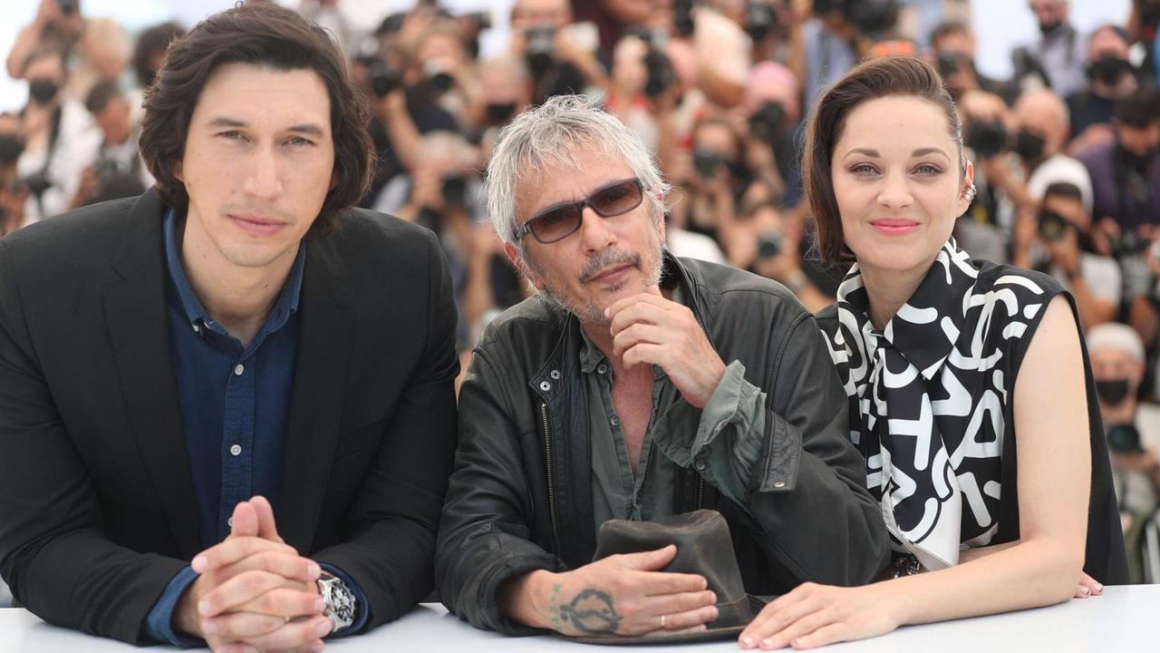 Der Regisseur Leos Carax mit seinen Hauptdarstellern Marion Cotillard und Adam Driver beim 74. Cannes International Film Festival.