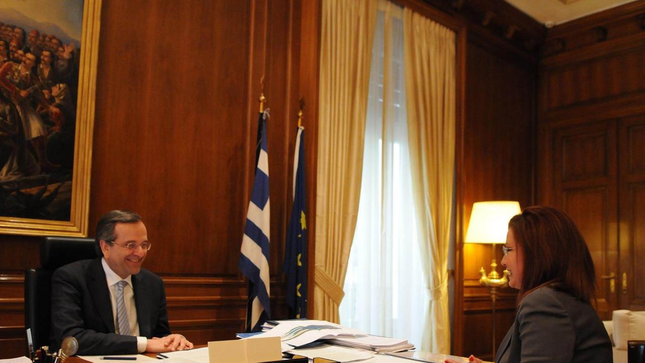 Die griechische Journalistin Maria Spyraki, hier im Gespräch mit Andonis Samaras