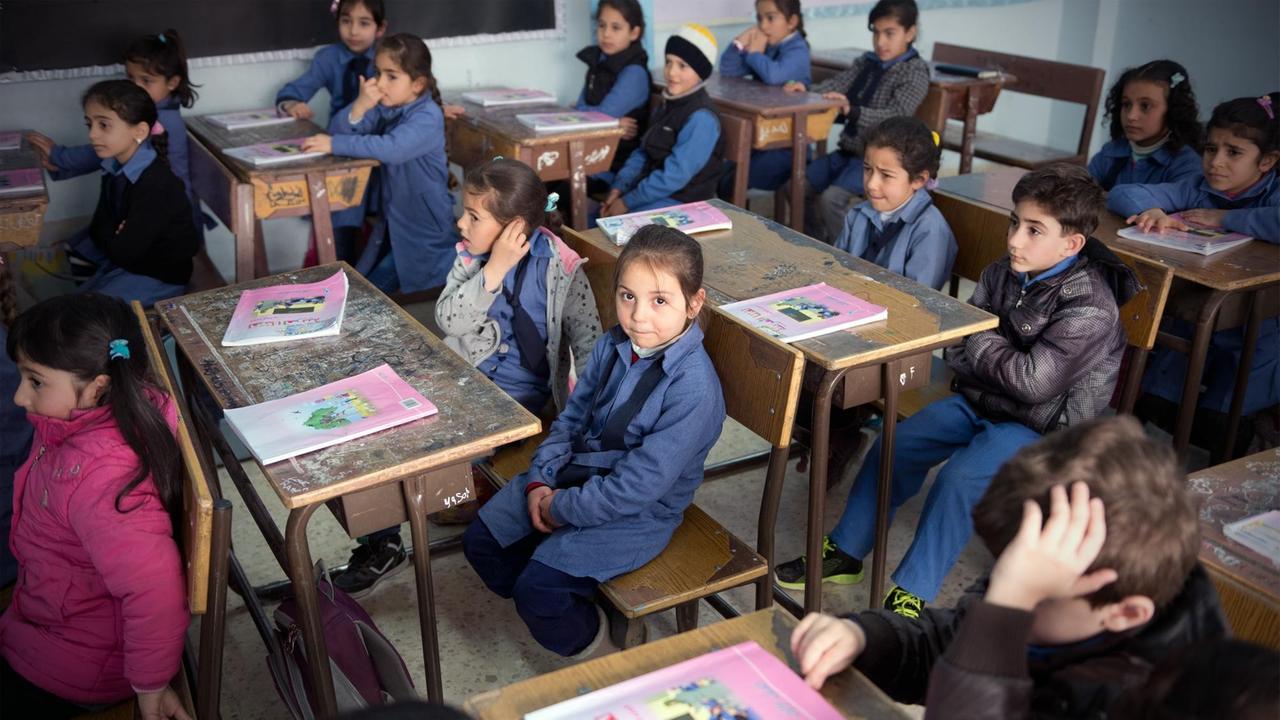 Kinder in der Dahyet al Rasheed School in Amman (Jordanien). Morgens gehen dort die jordanischen Kinder zum Unterricht, nachmittags syrische Flüchtlingskinder.