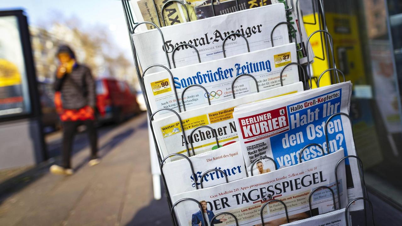 Ein Zeitungsständer mit Tageszeitungen an einem Kiosk auf den Kölner Ringen. Köln, 09.02.2018 *** A newspaper stand with newspapers at a kiosk on the Cologne ring Cologne 09 02 2018 Foto:xC.xHardtx/xFuturexImage Ein Zeitungsständer mit Tageszeitungen an einem Kiosk auf den Kölner Ringen. Köln, 09.02.2018 *** A newspaper stand with newspapers at a kiosk on the Cologne ring Cologne 09 02 2018 Foto:xC.xHardtx/xFuturexImage