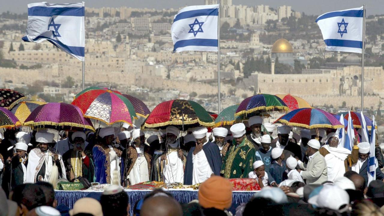 Äthiopische Juden feiern vor der Jerusalemer Altstadt Gottesdienst. 