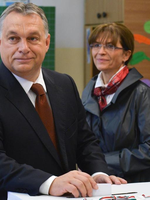 Ungarns Regierungschef Viktor Orban und seine Frau bei der Stimmabgabe zum Referendum über die EU-Flüchtlingspolitik.