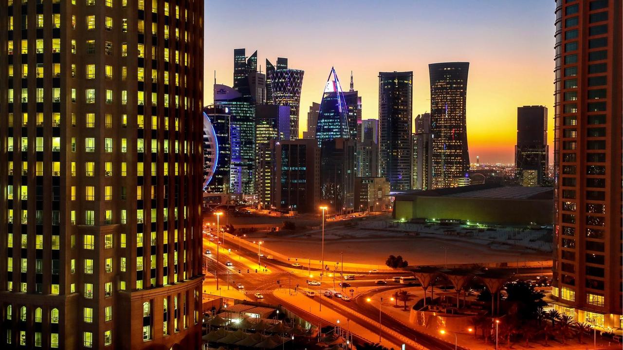Das Foto zeigt Doha, die Hauptstadt des Emirats Katar, im Abendlicht. Das Foto zeigt Doha, die Hauptstadt des Emirats Katar, im Abendlicht.