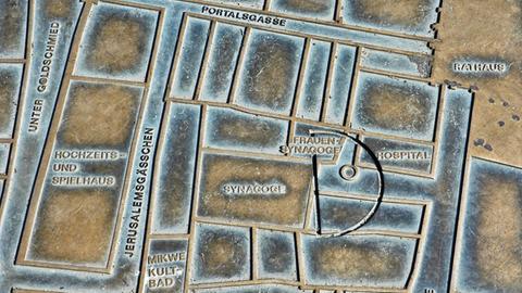 Die Gedenktafel zeigt das ehemalige jüdische Viertel am Rathausplatz in Köln