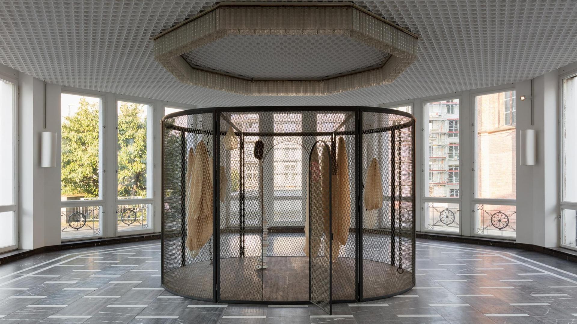 Das Kunstwerk "Peaux de Lapins, Chiffons Ferrailles à Vendre" von Louise Bourgeois steht vor einer Fensterfront im Schinkelpavillon Berlin