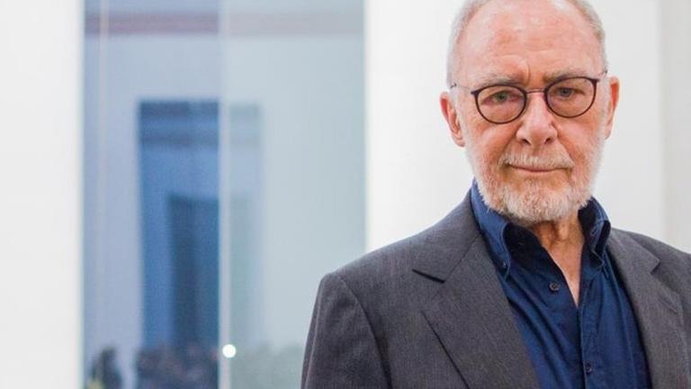 Der Künstler Gerhard Richter steht vor seinem Werk "Zwei Graue Doppelspiegel für ein Pendel" in der Dominikanerkirche. Der Künstler Gerhard Richter steht vor seinem Werk "Zwei Graue Doppelspiegel für ein Pendel" in der Dominikanerkirche.