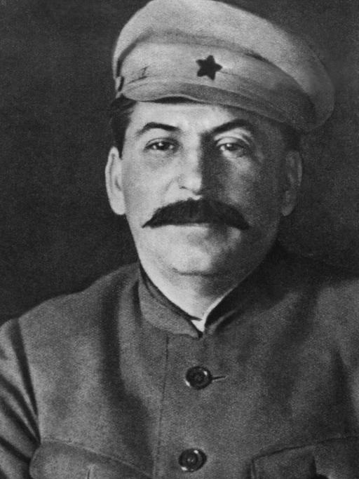 Josef Stalin, eigentlich Iossif Wissarionowitsch Dschugaschwili (geb. 21.12. 1879 in Gori,Georgien - gest. 5.3.1953 in Moskau). Sowjetischer Politiker und Diktator. Stalin war 30 Jahre lang Erster Sekretär der KPDSU und damit faktisch Staatschef der Sowjetunion.