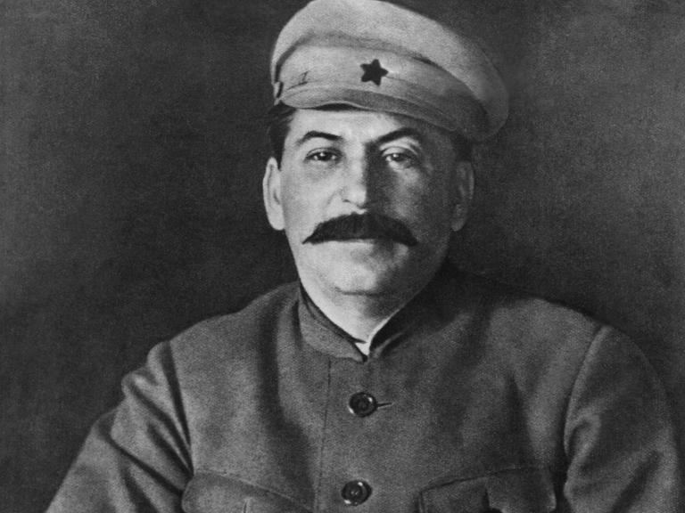 Josef Stalin, eigentlich Iossif Wissarionowitsch Dschugaschwili (geb. 21.12. 1879 in Gori,Georgien - gest. 5.3.1953 in Moskau). Sowjetischer Politiker und Diktator. Stalin war 30 Jahre lang Erster Sekretär der KPDSU und damit faktisch Staatschef der Sowjetunion.