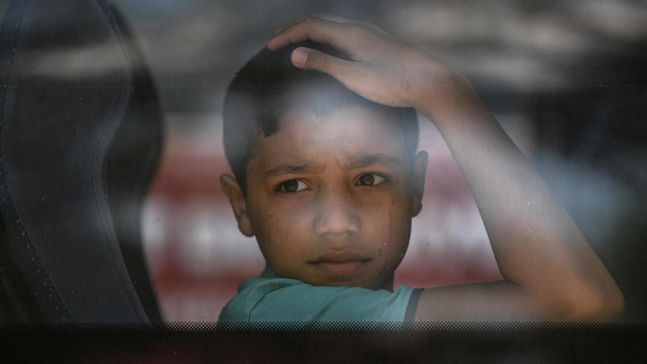 Ein syrisches Flüchtlingskind blickt aus dem Fenster eines Reisebusses, der es mit seiner Familie von dem türkischen Ort Esenyurt zurückbringt ins benachbarte Syrien, im August 2019.