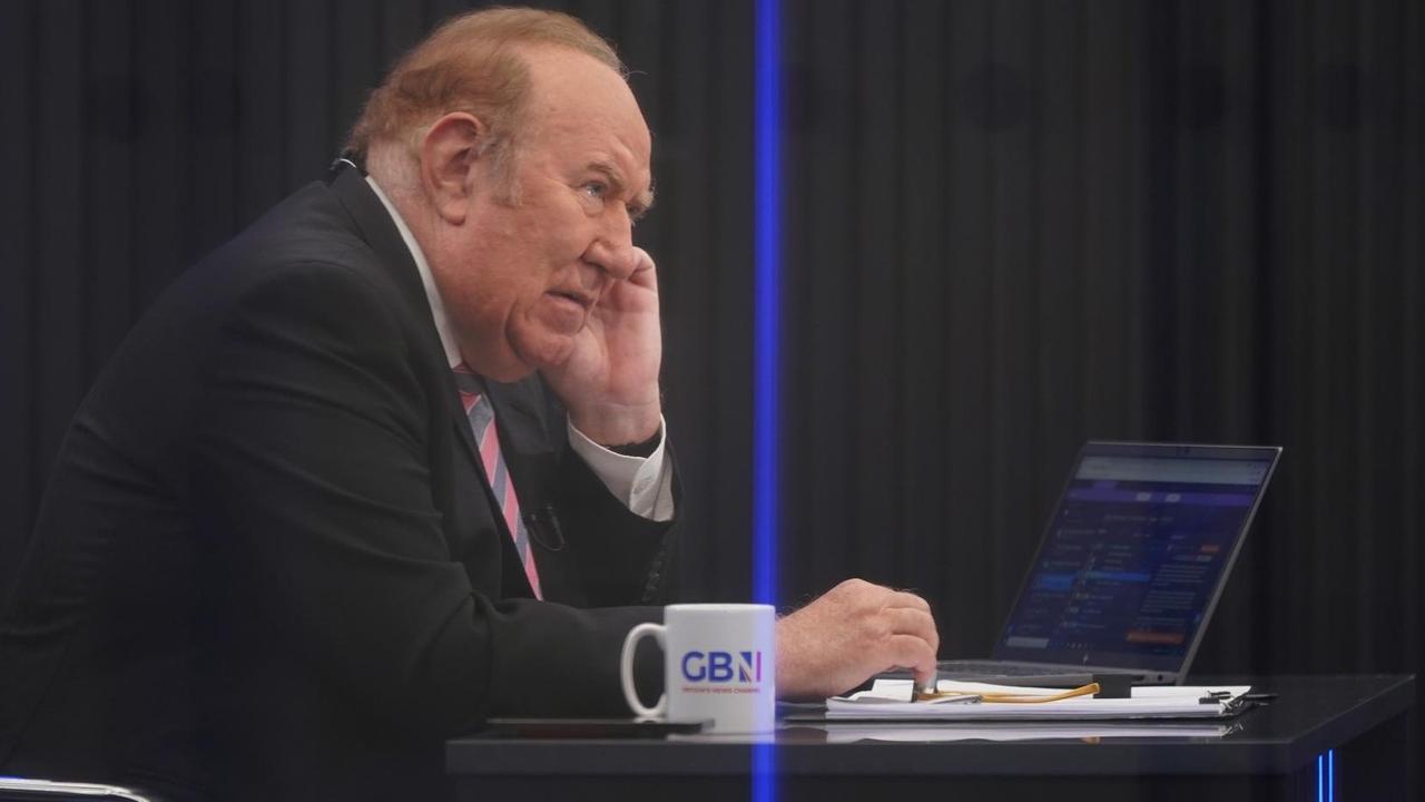 Moderator Andrew Neil sitzt im Studio vor einem Laptop.