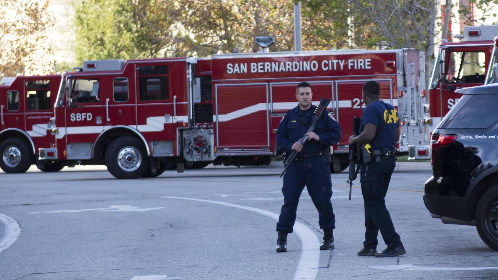 Polizisten in San Bernardino stehen vor Feuerwehr-Autos Polizisten in San Bernardino stehen vor Feuerwehr-Autos