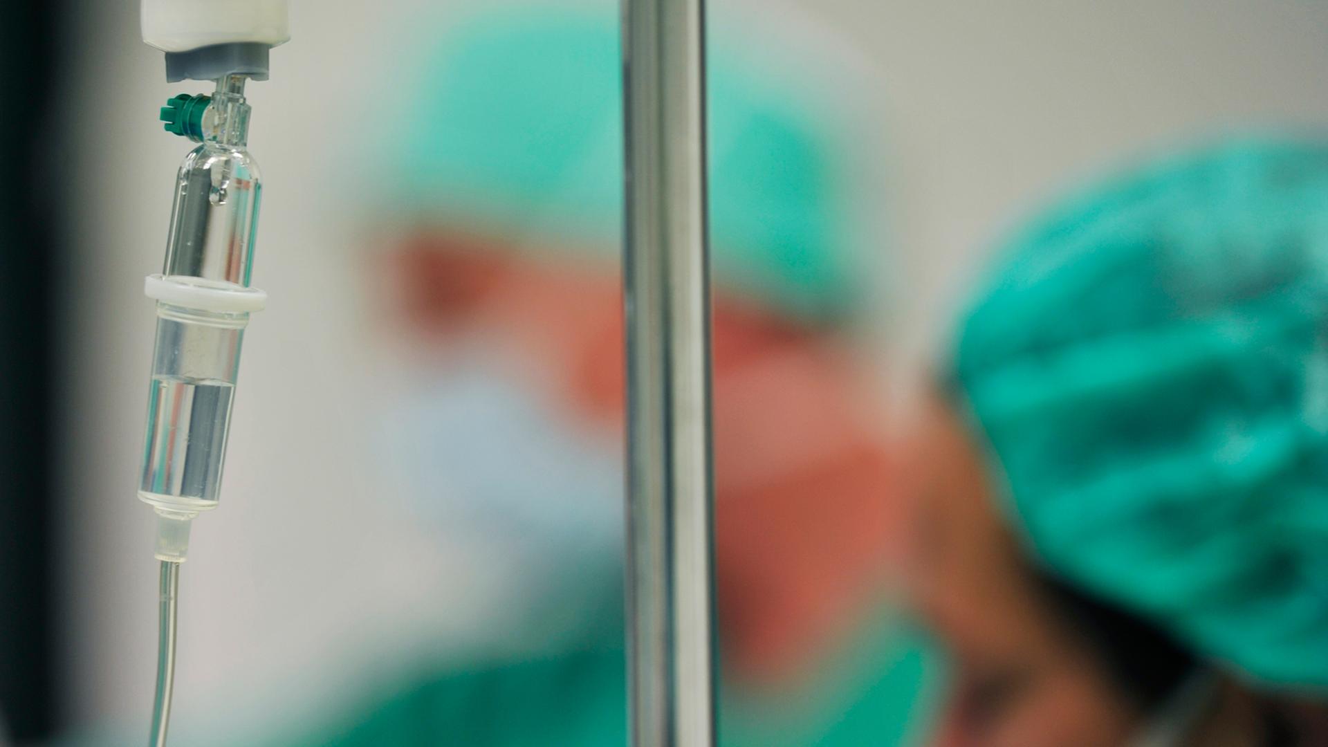 Das Foto zeigt Ärzte während einer Operation. 