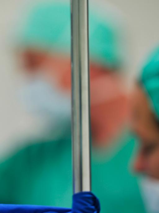 Das Foto zeigt Ärzte während einer Operation. 