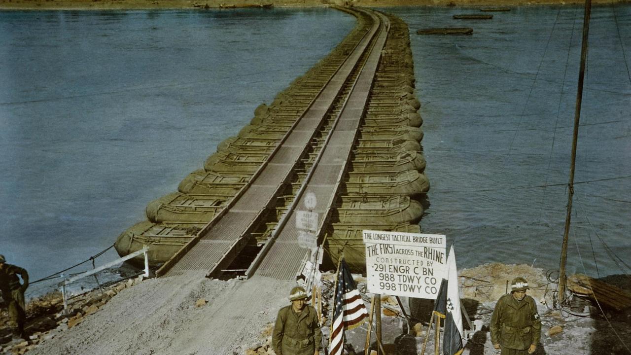 Die neben der Rheinbrücke in Remagen 1945 errichtete Pontonbrücke der US-Truppen.  Im Vordergrund sind zwei amerikanische Soldaten zu sehen.