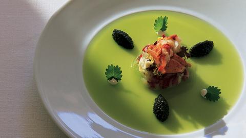 Auf dem Teller ist Hummer auf grünem Apfelgelee mit Kaviar angerichtet, gekocht von Sternekoch Norbert Niederkofler.