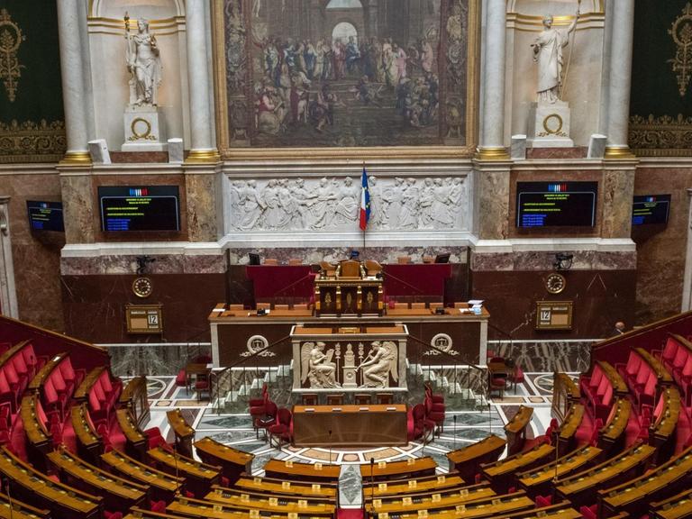 Ansicht des leeren Plenarsaals der Nationalversammlung in Paris