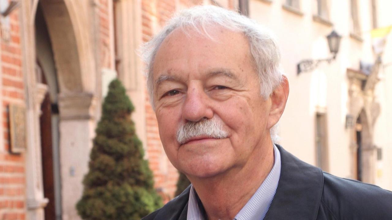 Das Archivfoto zeigt den spanischen Schriftsteller Eduardo Mendoza im Portrait; er lächelt in die Kamera. Das Archivfoto zeigt den spanischen Schriftsteller Eduardo Mendoza im Portrait; er lächelt in die Kamera.