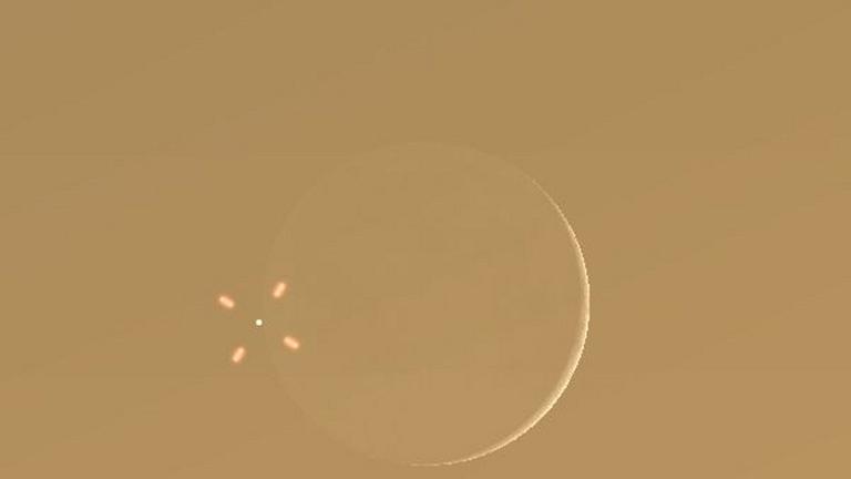 Mond und Saturn am Abendhimmel kurz vor der Bedeckung - Anblick im Fernglas. Mond und Saturn am Abendhimmel kurz vor der Bedeckung - Anblick im Fernglas.