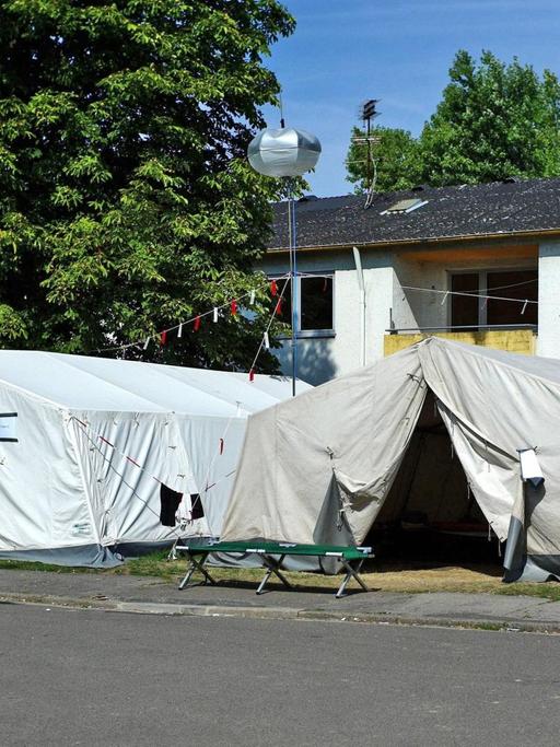 Zelte in der Flüchtlings-Erstaufnahmestelle im saarländischen Lebach.