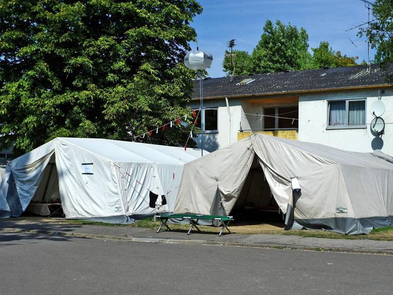 Zelte in der Flüchtlings-Erstaufnahmestelle im saarländischen Lebach.