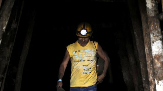 Ein Minenarbeiter in Kolumbien verlässt eine Kohlemine, in der er mehrere Stunden lang gefangen war