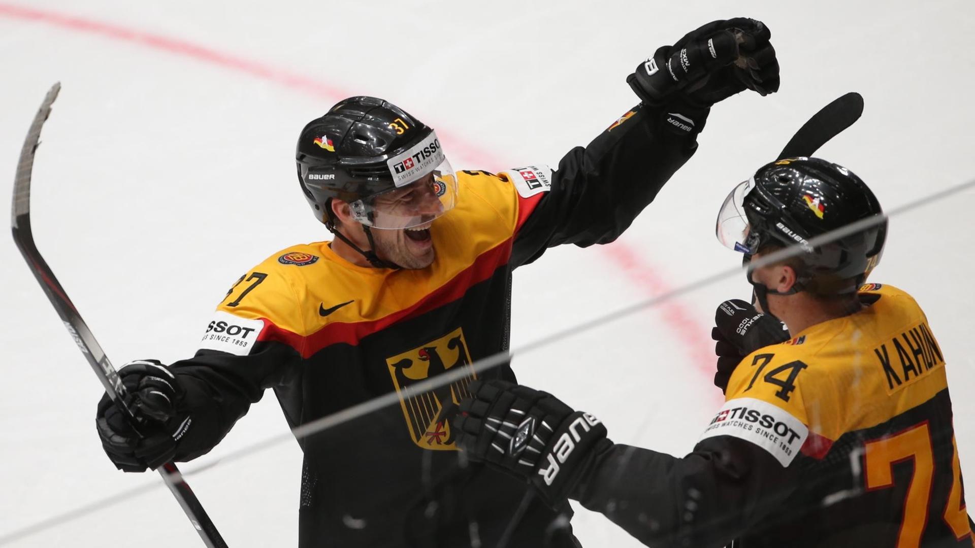 Die deutschen Nationalspieler Patrick Reimer (l.) und Dominik Kahun feiern ein Tor gegen Slowakei bei der Eishockey-WM in Russland.