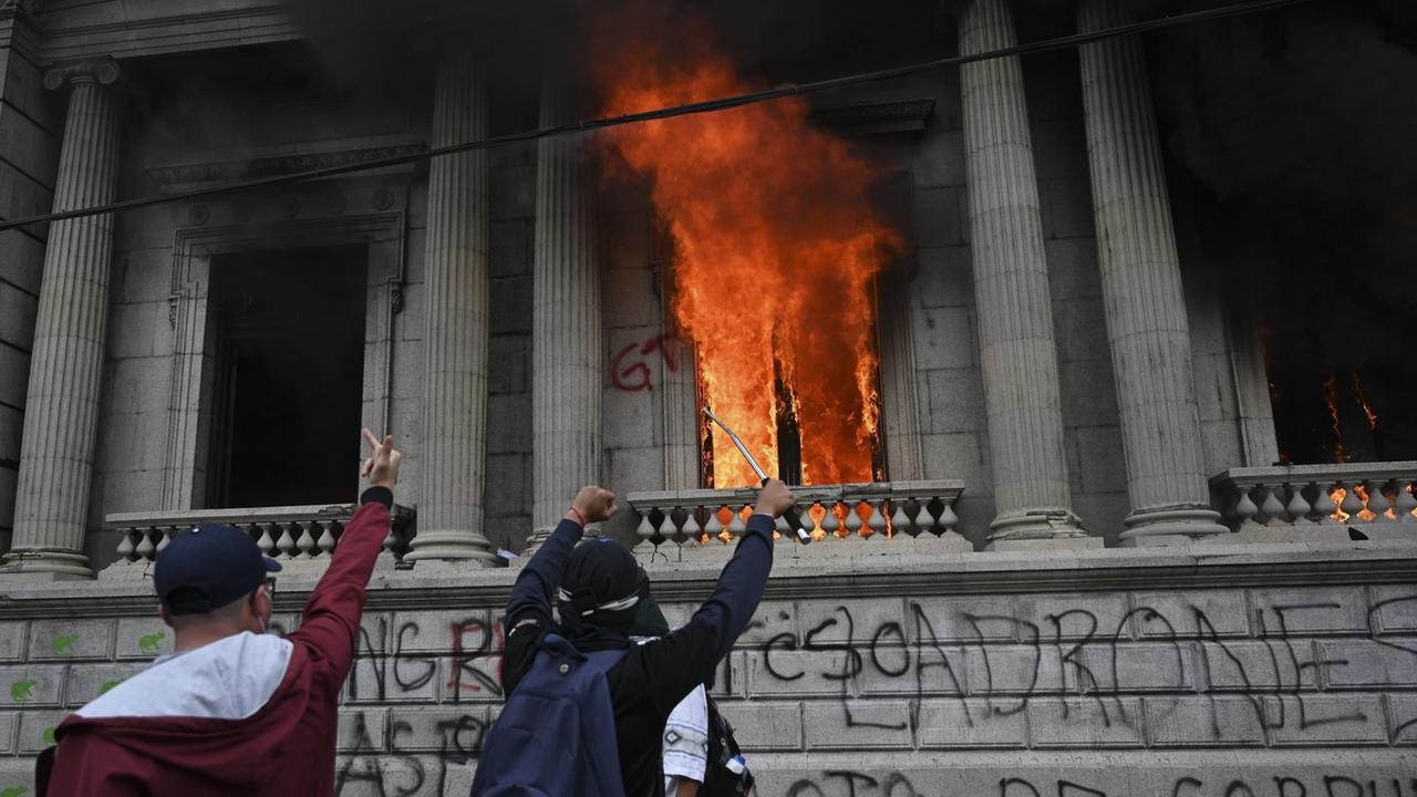 Am Parlament in dem Land Guatemala sind Flammen zu sehen.