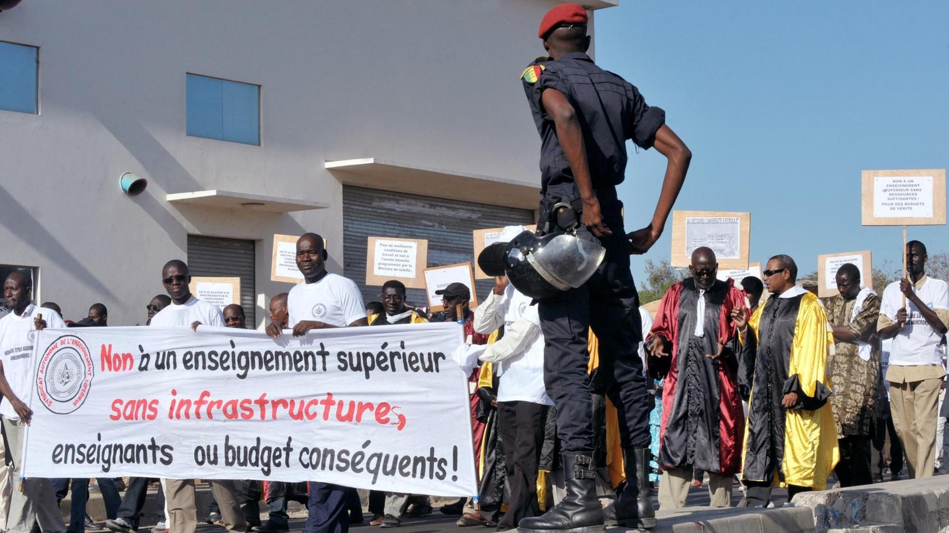 Lehrer und Wissenschaftler der Universität Dakar protestieren im Jahr 2012 für bessere Studienbedingungen.