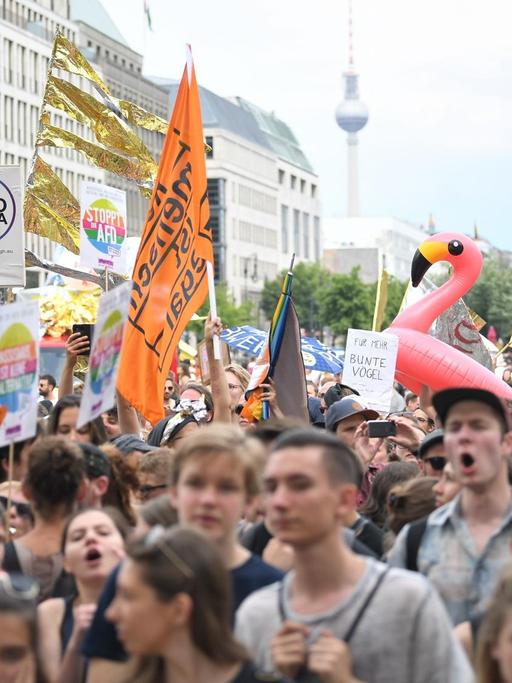 Berlin: Demonstranten protestieren auf dem Pariser Platz vor dem Brandenburger Tor gegen eine Demonstration der AfD.