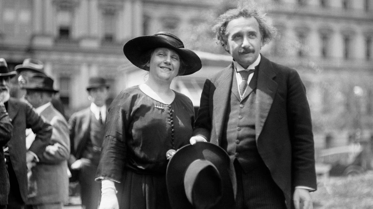 Albert Einstein steht rechts von seiner Frau Elsa in Washington im Jahr 1921