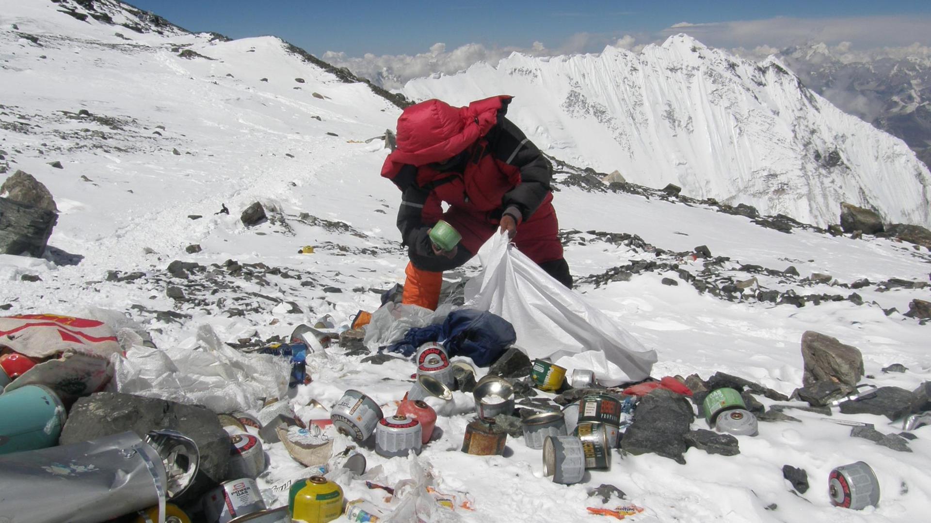 Ein nepalesischer Sherpa sammelt Müll von Bergsteigern am Mount Everest auf