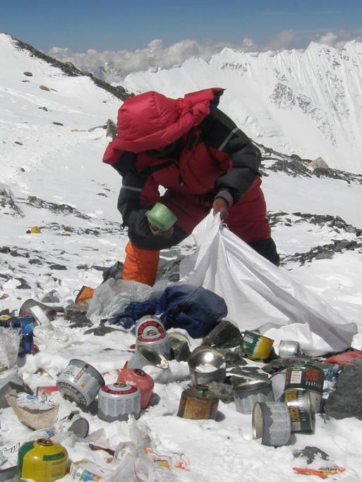 Ein nepalesischer Sherpa sammelt Müll von Bergsteigern am Mount Everest auf