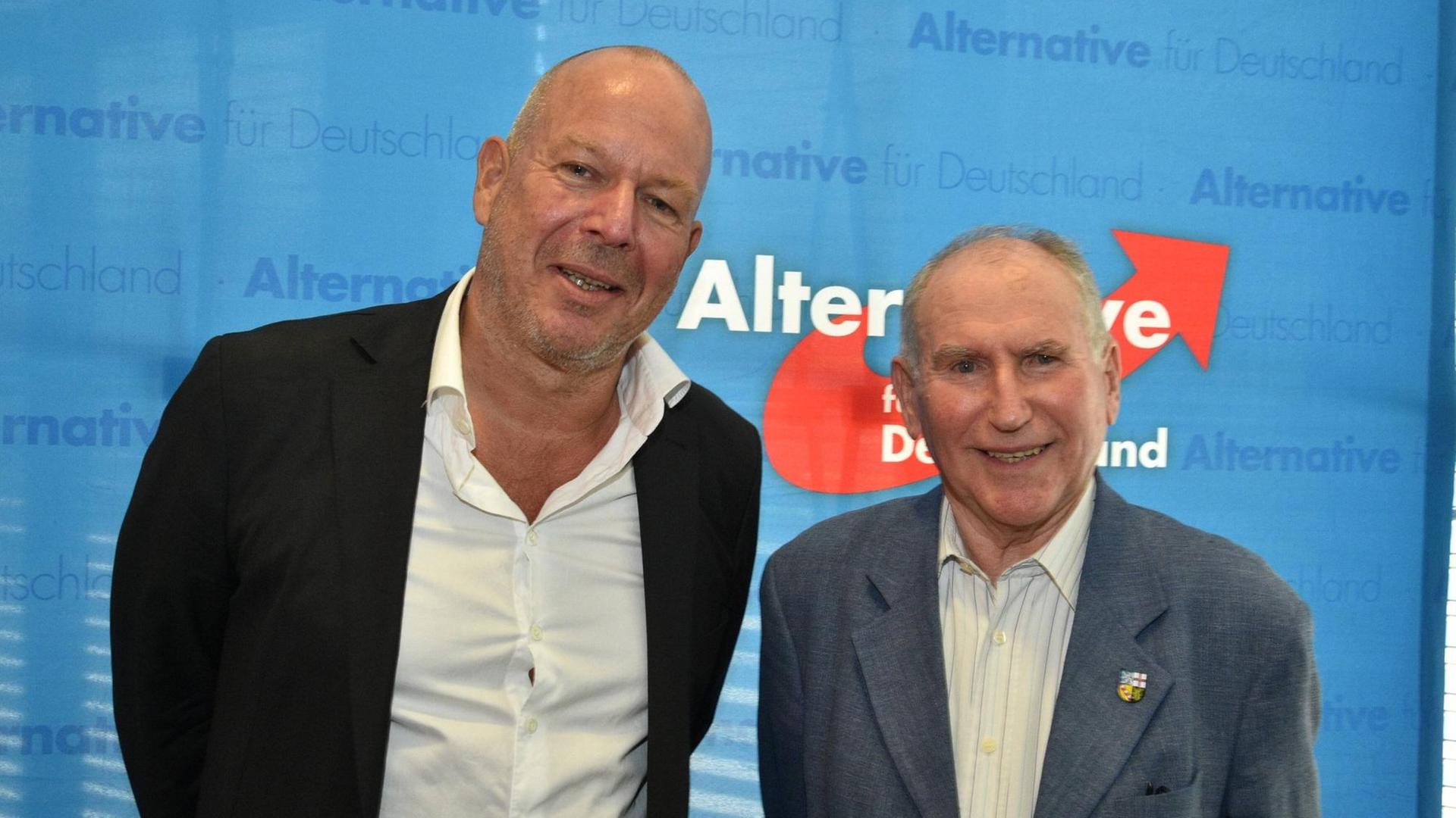 Christian Wirth und Josef Dörr vor einem Plakat der AfD
