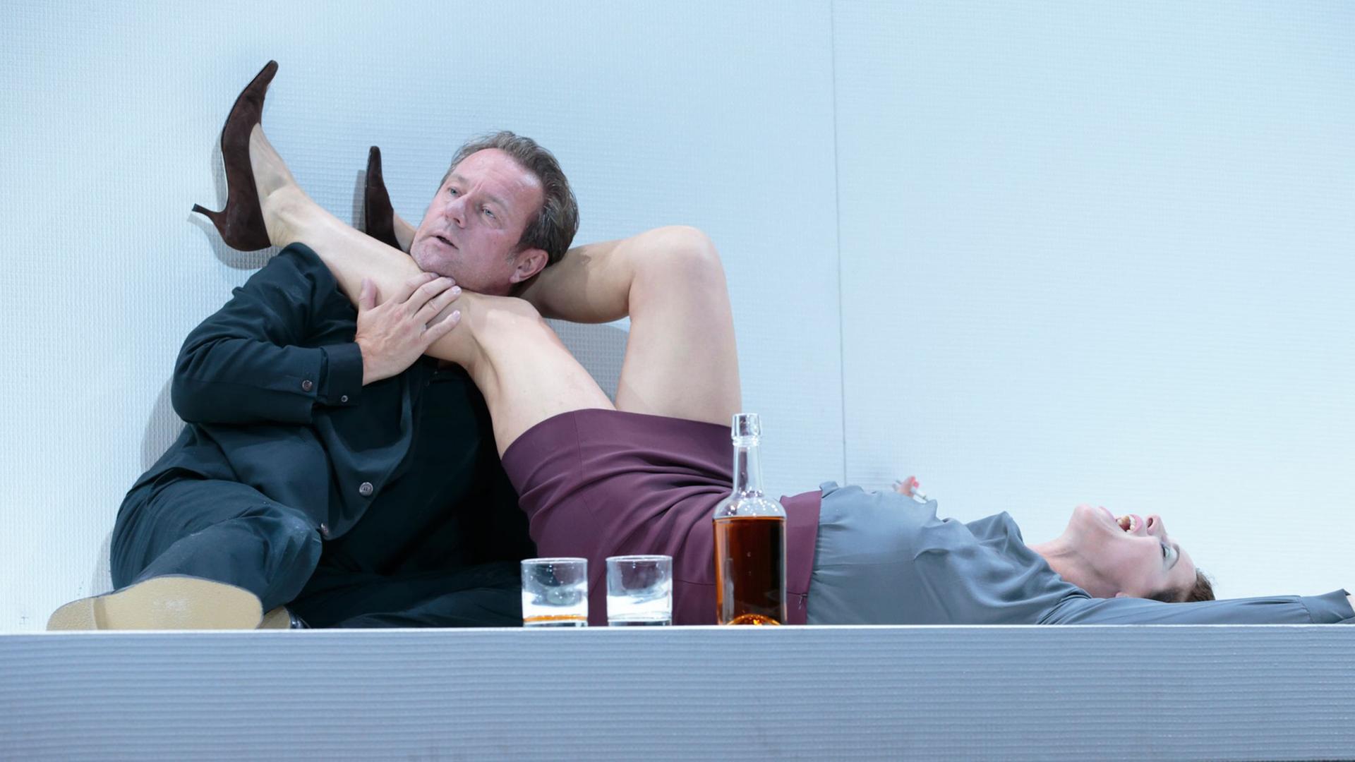 Norman Hacker (George) und Bibiana Beglau (Martha) in "Wer hat Angst vor Virginia Woolf?" von Edward Albee am Münchner Residenztheater Norman Hacker (George) und Bibiana Beglau (Martha) in "Wer hat Angst vor Virginia Woolf?" von Edward Albee am Münchner Residenztheater