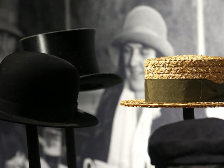 Hüte im Wandel der Zeit zeigt am 12.06.2014 im LVR-Industriemuseum in Ratingen die Ausstellung "Chapeau". Zu sehen sind bis zum 19.04.2015 über 200 Hüte und andere Kopfbedeckungen im modischen Wandel der Zeit.