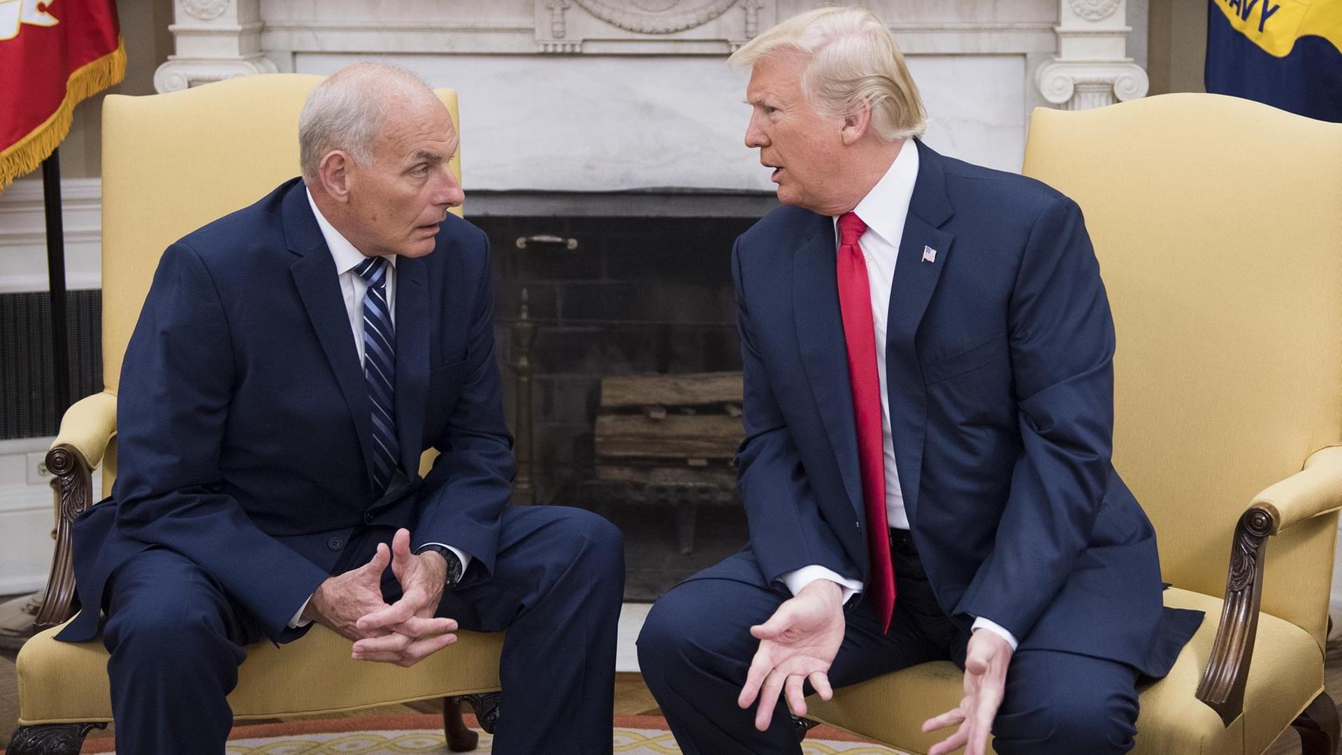 Der neue Stabschef im Weißen Haus, John Kelly, und US-Präsident Donald Trump sitzen im Weißen Haus nebeneinander