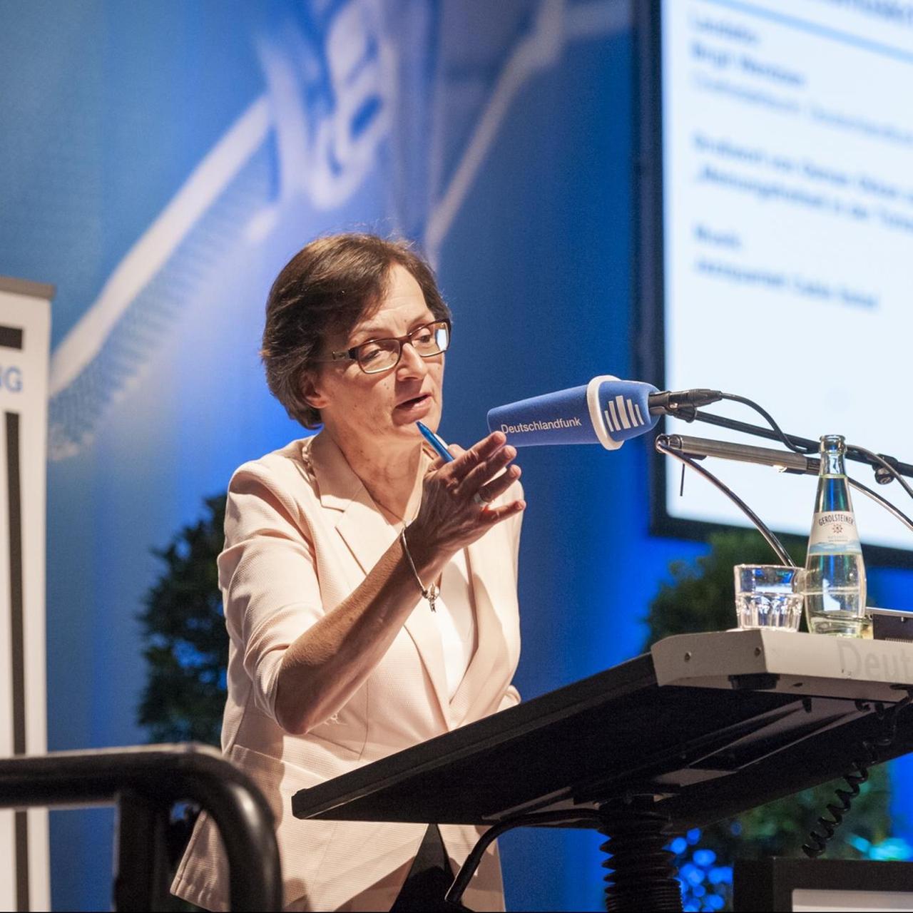 Deutschlandfunk-Chefredakteurin Birgit Wentzien hält die Laudatio auf Netzpolitik.org bei der Verleihung des Günter-Wallraff-Preises für Journalismuskritik.