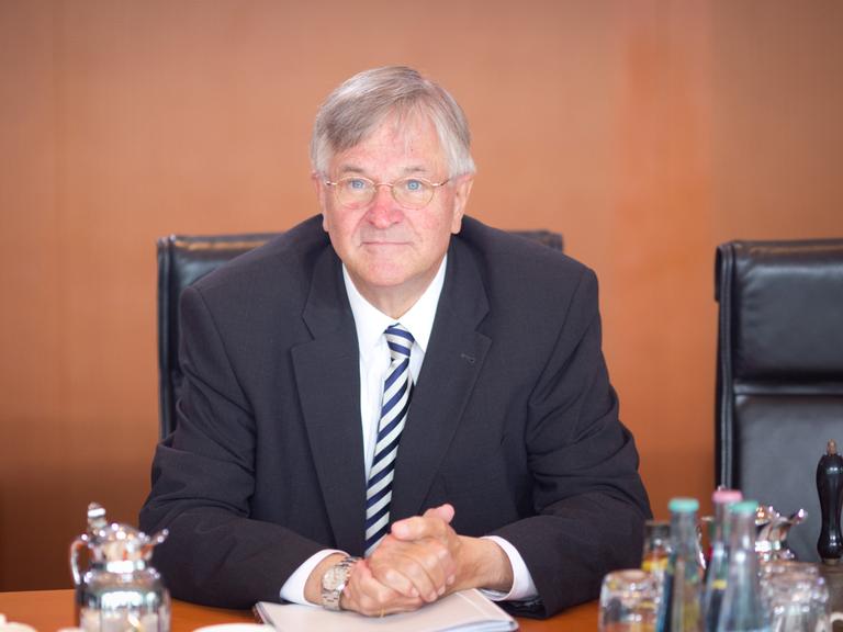 Der CDU-Politiker Peter Hintze sitzt am 21.08.2013 zu Beginn der Sitzung des Bundeskabinetts an einemn Tisch im Bundeskanzleramt in Berlin.