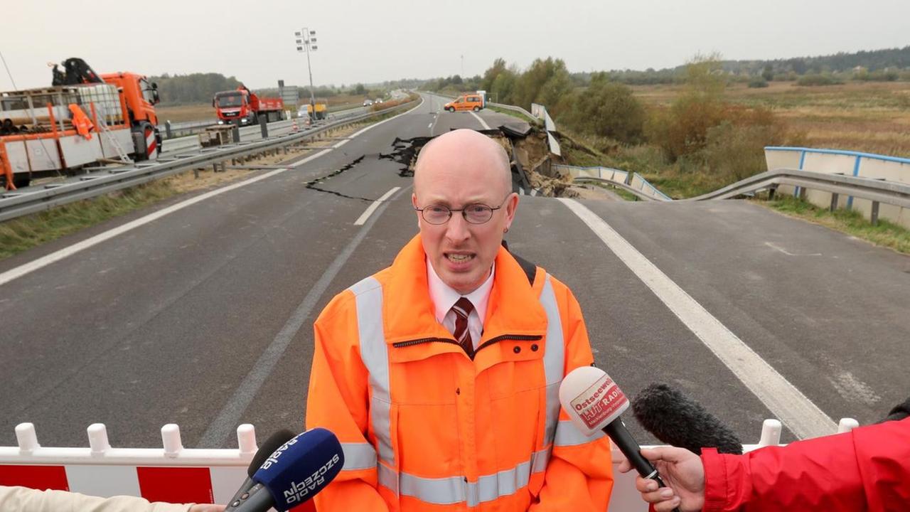 Mecklenburg-Vorpommerns Verkehrsminister Pegel im Oktober 2017 beim Ortsermin an der A20, wo die Fahrbahndecke eingebrochen ist