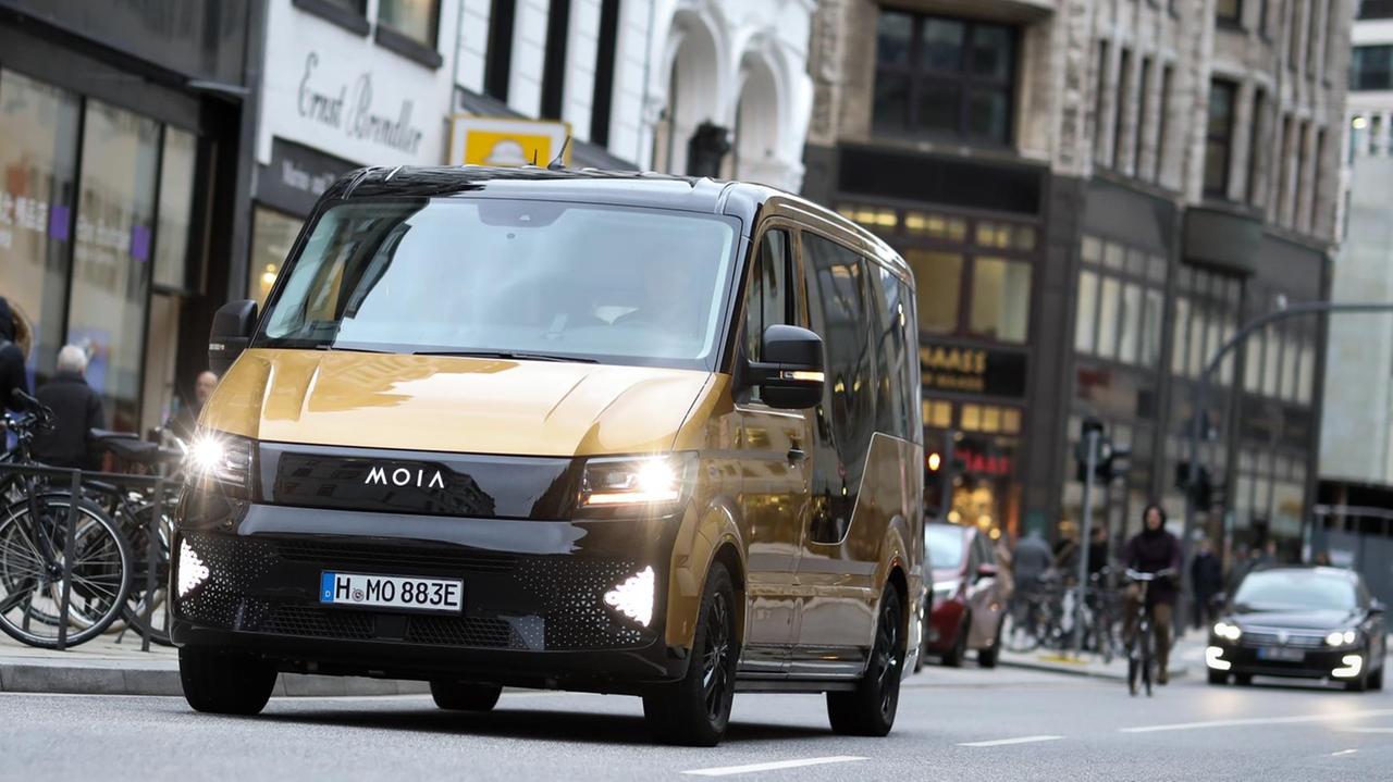 09.01.2019, Hamburg: Ein Elektrofahrzeug des Mobilitätsdienstleisters Moia fährt bei einem Pressetermin des VW-Tochterunternehmens vor dem Rathaus. Foto: Christian Charisius/dpa | Verwendung weltweit