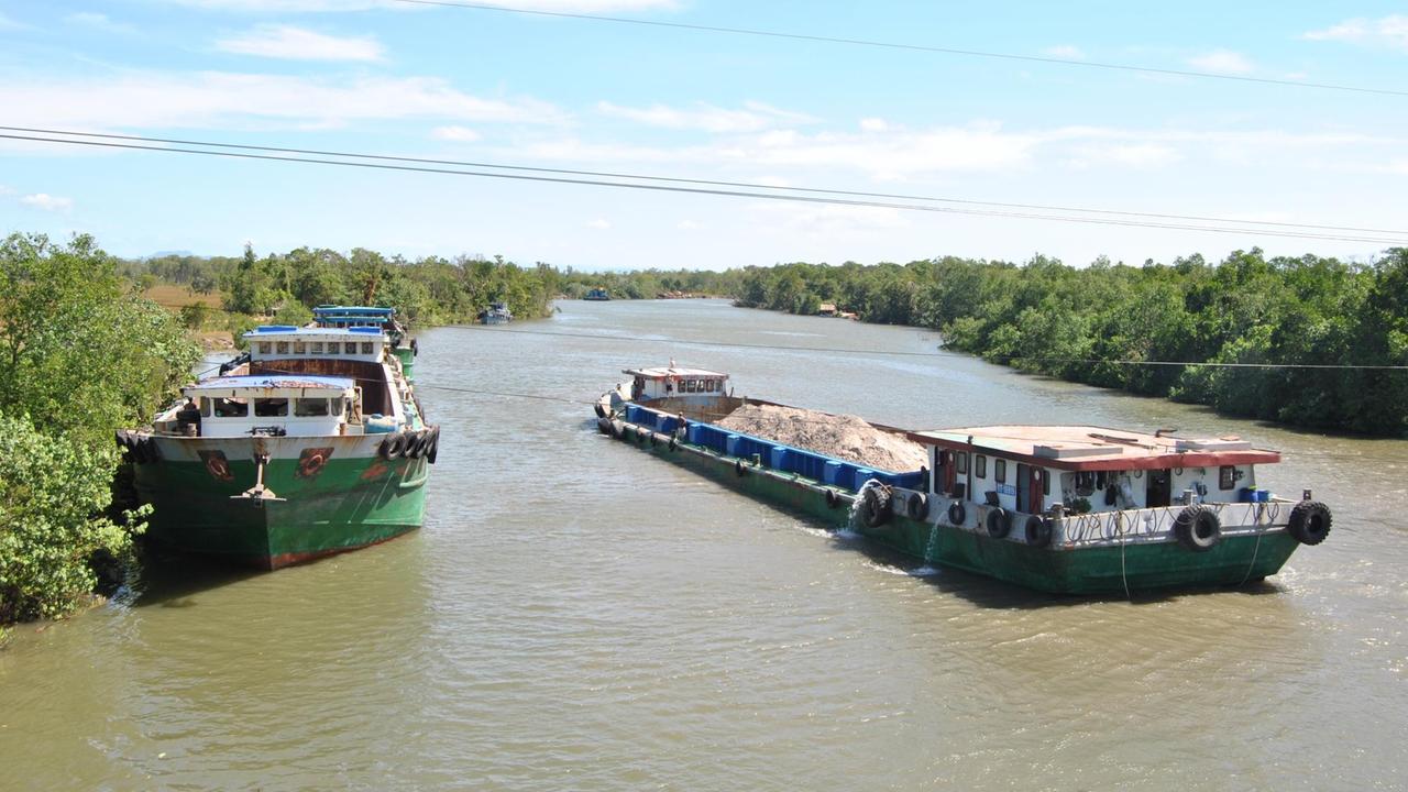 Schiffe transportieren Sand in der Provinz Koh Kong in Kambodscha.