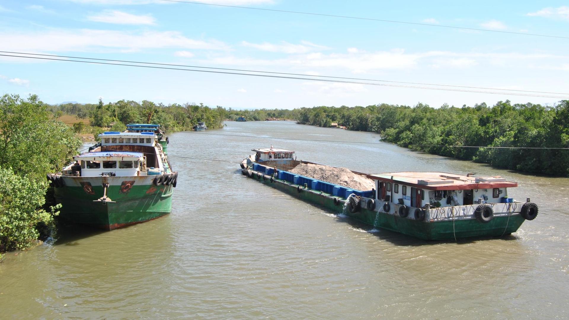 Schiffe transportieren Sand in der Provinz Koh Kong in Kambodscha. Schiffe transportieren Sand in der Provinz Koh Kong in Kambodscha.