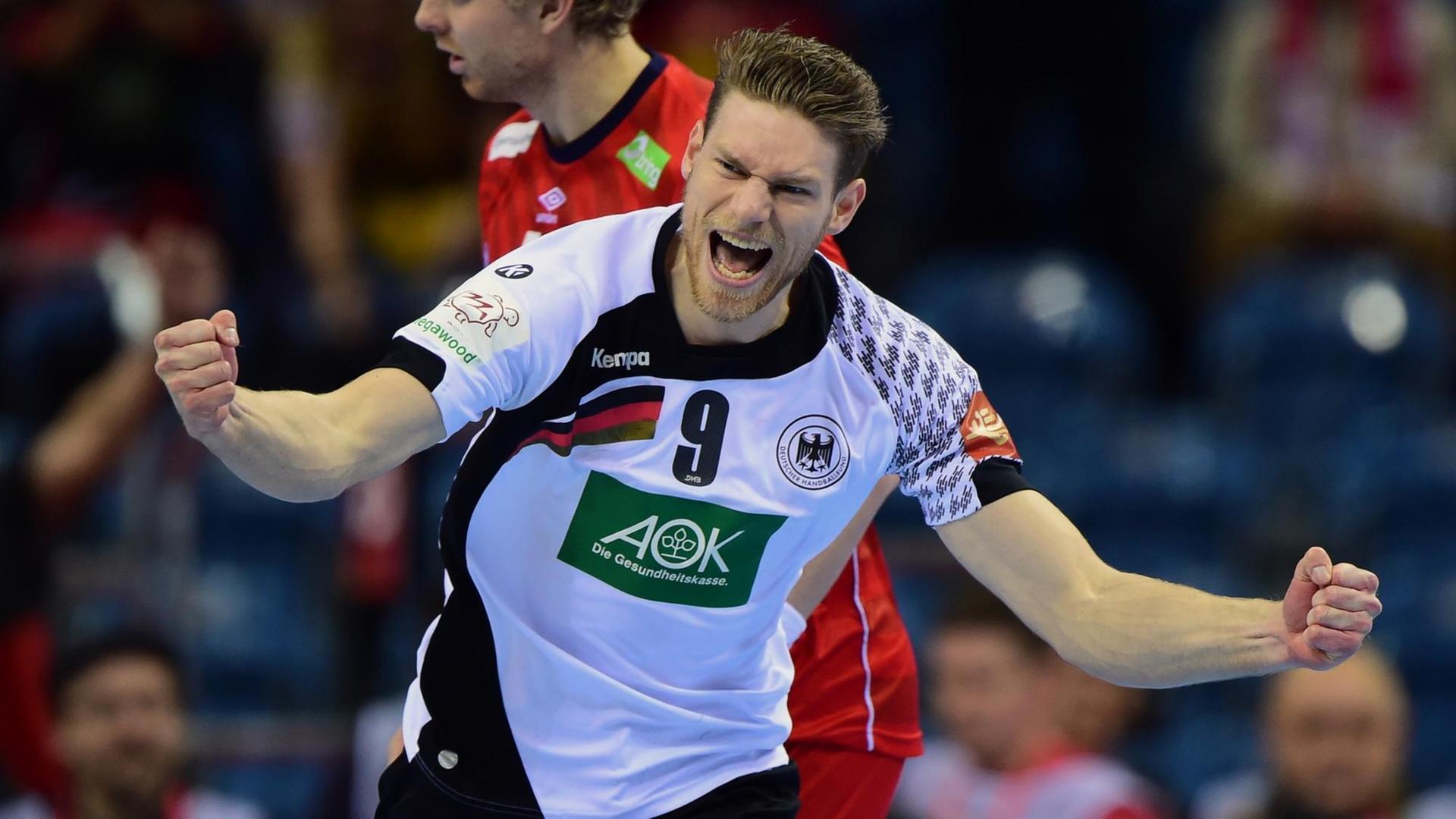 Handballer Tobias Reichmann jubelt bei der EM in Polen