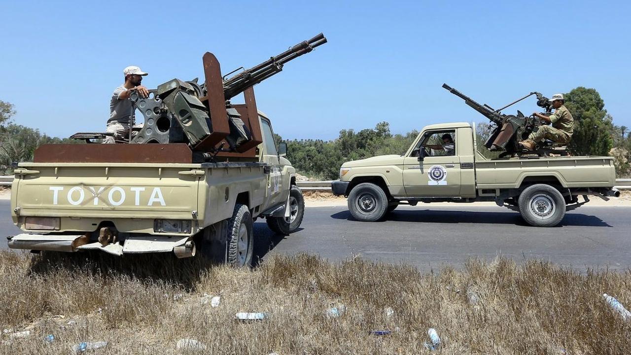 Libysche Sicherheitskräfte am 23. August an einem Checkpoint östlich von Tripolis.