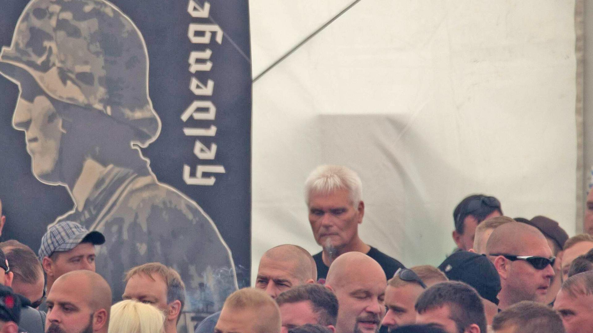 15.07.2017 - Rock gegen Überfremdung - Wehrmachtsgedenken Banner - Neonazis um Tommy Frenck veranstalten im thüringischen Themar ein Rechtsrockkonzert mit über 5000 Teilnehmerinnen und Teilnehmern. Besucher trugen offen neonazistische Symbolik. Angekündigt waren Bands wie öDie Lunikoff Verschwörung˜, öSleipnir˜ und öStahlgewitter˜. Copyright: xMichaelxTrammerx 15 07 2017 Rock against Alienation Banner Neo-Nazis to Tommy Frenck organize in Thuringia Themar a with above 5000 Teilnehmerinnen and Participants Visitors contributed open neo-Nazi Symbolism announced Were Bands like Lunikoff and Copyright xMichaelxTrammerx