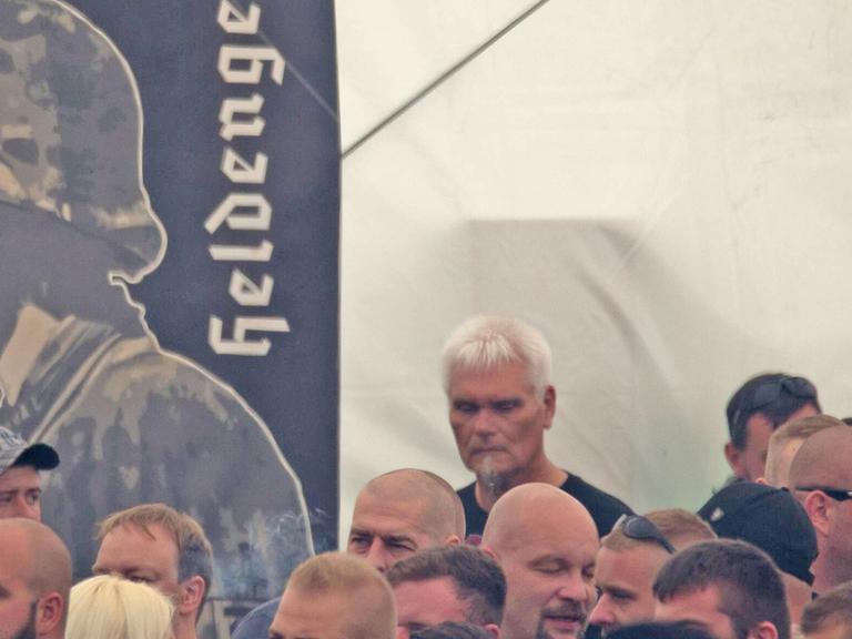 15.07.2017 - Rock gegen Überfremdung - Wehrmachtsgedenken Banner - Neonazis um Tommy Frenck veranstalten im thüringischen Themar ein Rechtsrockkonzert mit über 5000 Teilnehmerinnen und Teilnehmern. Besucher trugen offen neonazistische Symbolik. Angekündigt waren Bands wie öDie Lunikoff Verschwörung˜, öSleipnir˜ und öStahlgewitter˜. Copyright: xMichaelxTrammerx 15 07 2017 Rock against Alienation Banner Neo-Nazis to Tommy Frenck organize in Thuringia Themar a with above 5000 Teilnehmerinnen and Participants Visitors contributed open neo-Nazi Symbolism announced Were Bands like Lunikoff and Copyright xMichaelxTrammerx