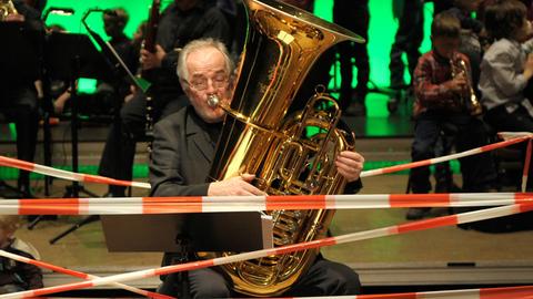 Georg Schwark spielt Tuba beim Kindermitmachkonzert "Peter und der Wolf"