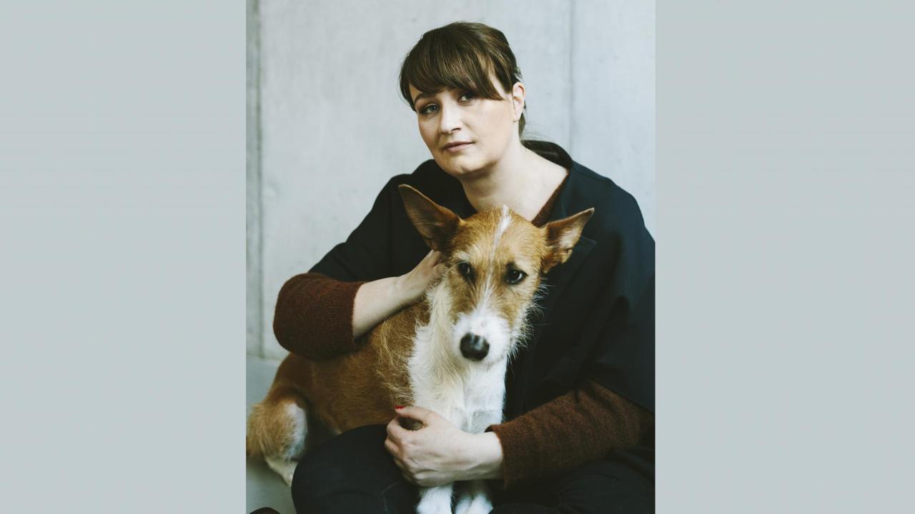 Anja Rützel mit ihrem Hund Juri